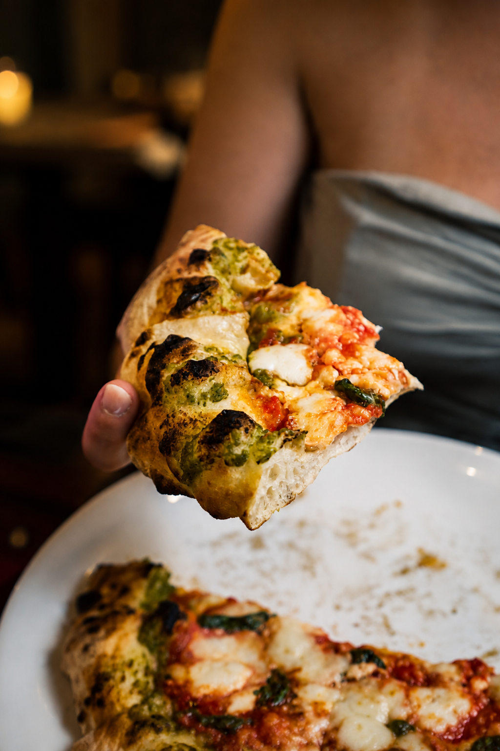 Detalle de una porción de pizza