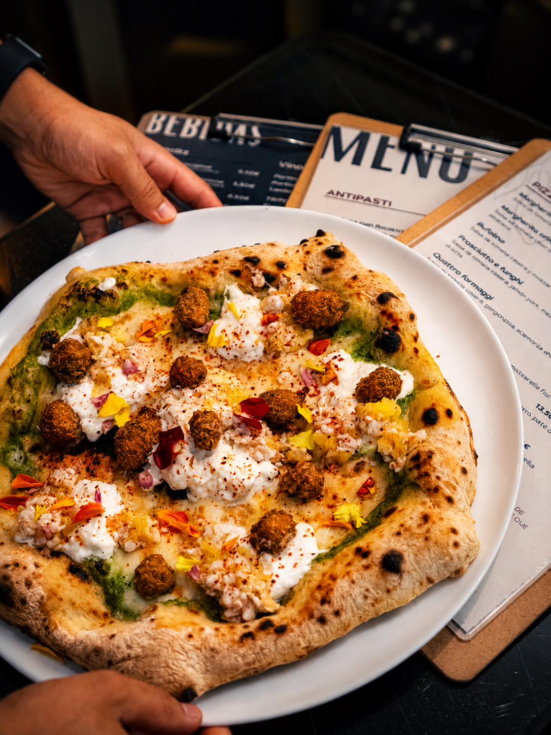 Pizza servida en un restaurante